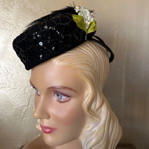 STRIKING 1930s' BLACK FELT TILT HAT - VEILING, SEQUINS, FABFIC. FLOWERS  FEATHER